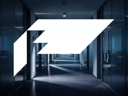 Abstrakte Darstellung eines modernen Büroflurs mit kühler Beleuchtung als Symbol für Unternehmensumstrukturierungen. - Foto: über boerse-global.de