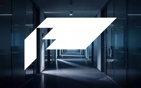 Abstrakte Darstellung eines modernen Büroflurs mit kühler Beleuchtung als Symbol für Unternehmensumstrukturierungen. - Foto: über boerse-global.de