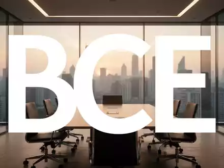 Moderner, minimalistischer Konferenzraum mit Blick auf eine Skyline bei Sonnenaufgang, Symbol für strategische Führung. - Foto: über boerse-global.de