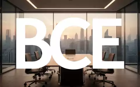 Moderner, minimalistischer Konferenzraum mit Blick auf eine Skyline bei Sonnenaufgang, Symbol für strategische Führung. - Foto: über boerse-global.de