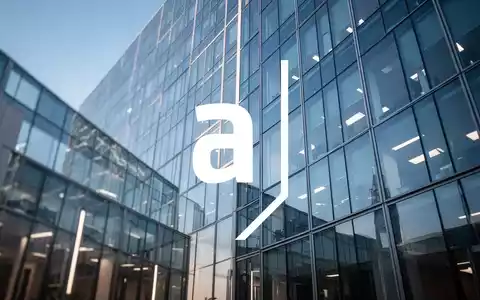 Moderne Glasfassade eines Bürogebäudes bei klarem Himmel als Symbol für wirtschaftliches Wachstum. - Foto: über boerse-global.de