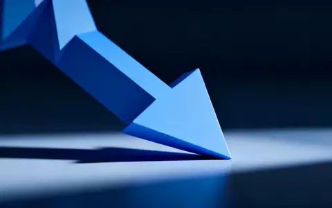 Abstrakte Darstellung eines fallenden Finanzmarkttrends mit kühler Beleuchtung und minimalistischen Formen. - Foto: über boerse-global.de