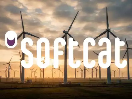 Moderne Windkraftanlagen in einer weitläufigen Landschaft bei goldenem Sonnenlicht. - Foto: über boerse-global.de