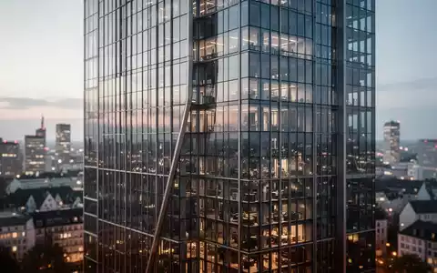 Moderner Frankfurter Wolkenkratzer im Finanzviertel bei Dämmerung, symbolisierend für Bankenstruktur und Wirtschaft. - Foto: über boerse-global.de
