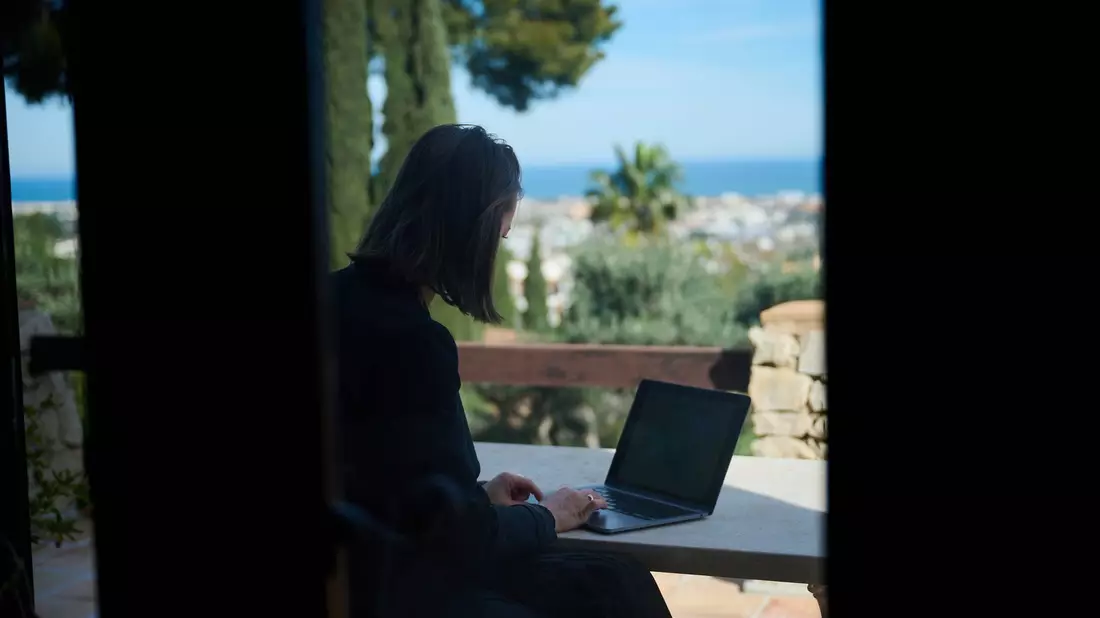 Wer während des Urlaubs arbeiten muss, denkt einer Umfrage zufolge eher über einen Jobwechsel nach. (Archivbild)  - Bild: Annette Riedl/dpa