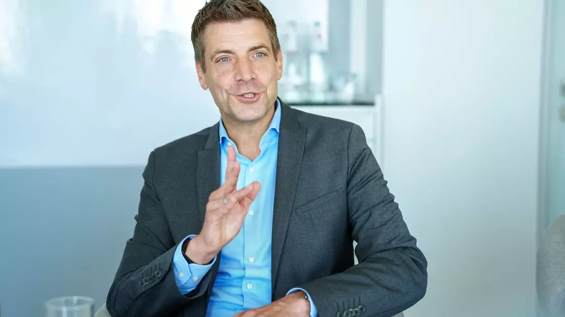 Der Banker Lars Stoy, der im Privatbankenverband BdB das Thema Altersvorsorge federführend betreut, sagt aus langjähriger Erfahrung: Viele Menschen in Deutschland wissen, dass sie etwas für ihre Altersvorsorge tun müssen, aber sie handeln nicht. (Foto vom 28.07.2026) - Bild: Andreas Arnold/dpa