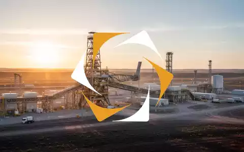Moderne Industrieanlage im Bereich der Uranförderung bei Sonnenuntergang als Symbol für den Energiesektor. - Foto: über boerse-global.de