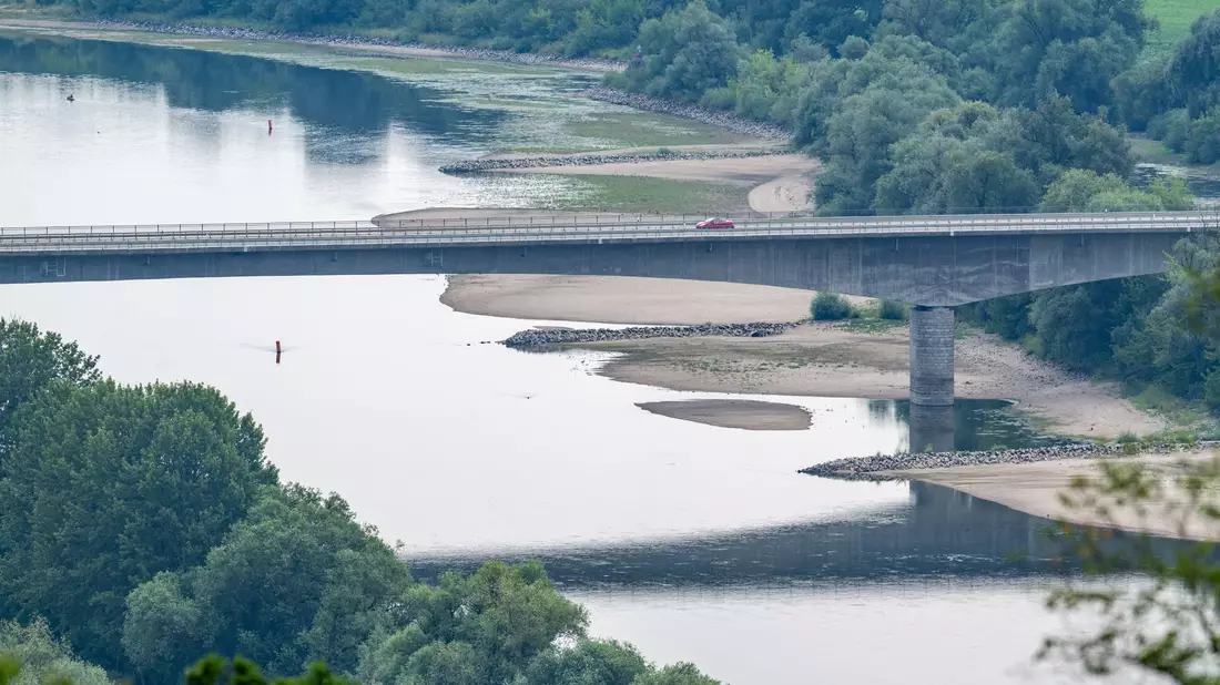 Der niedrige Wasserstand der Donau legt Sandbänke frei. - Bild: Armin Weigel/dpa
