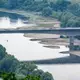 Der niedrige Wasserstand der Donau legt Sandbänke frei. - Bild: Armin Weigel/dpa