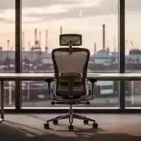 Ein leerer Büroarbeitsplatz mit einem ergonomischen Stuhl vor einem Fenster mit Blick auf ein urbanes Industriegebiet. - Foto: über boerse-global.de