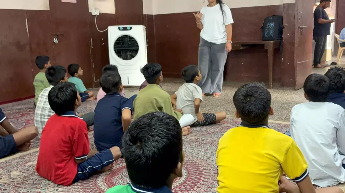 Kinder sitzen im Unterricht in einer Unterkunft für Straßenkinder in Neu-Delhi. - Bild: Dirk Godder/dpa