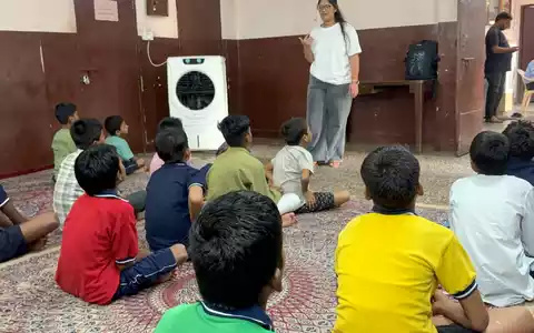 Kinder sitzen im Unterricht in einer Unterkunft für Straßenkinder in Neu-Delhi. - Foto: Dirk Godder/dpa