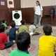 Kinder sitzen im Unterricht in einer Unterkunft für Straßenkinder in Neu-Delhi. - Bild: Dirk Godder/dpa