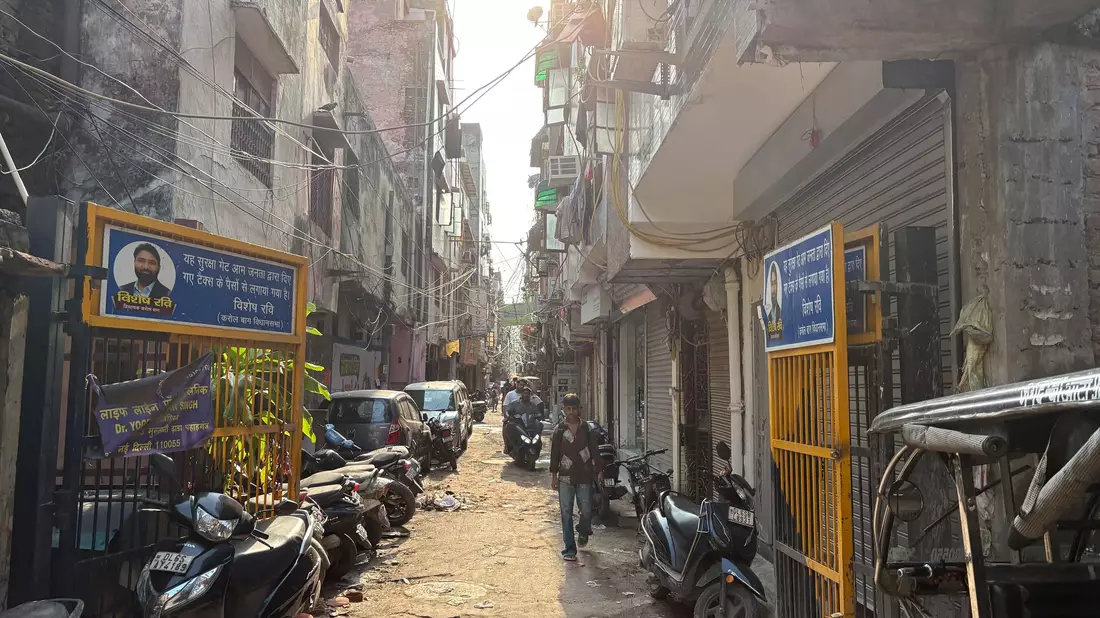 Blick auf eine Straße im Neu-Delhi-Viertel Paharganj, wo mehrere Organisationen zum Schutz von Straßenkindern angesiedelt sind.  - Bild: Dirk Godder/dpa