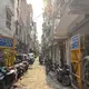 Blick auf eine Straße im Neu-Delhi-Viertel Paharganj, wo mehrere Organisationen zum Schutz von Straßenkindern angesiedelt sind.  - Bild: Dirk Godder/dpa