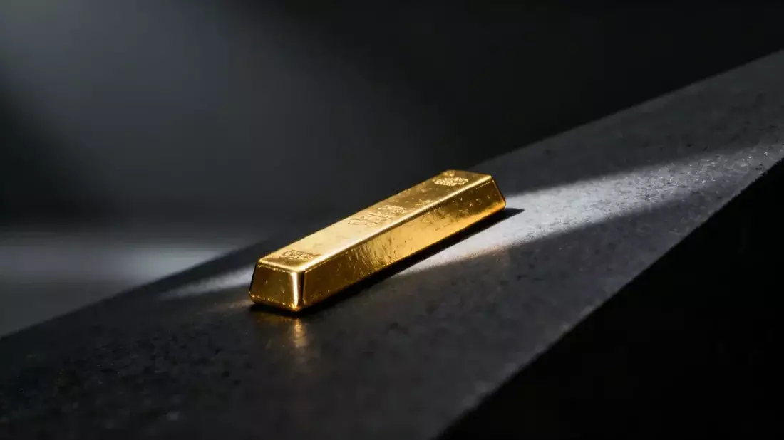 Gold Dips on Dollar Strength as Central Banks Set Q2 Buying Record