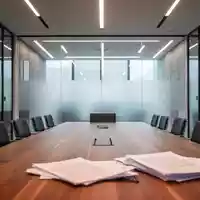 Moderner, leerer Konferenzraum mit einem großen Holztisch, symbolisch für unternehmerische Mitbestimmung. - Foto: über boerse-global.de