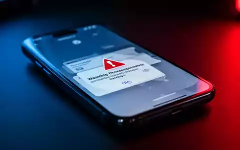 Ein Smartphone mit einer Sicherheitswarnung auf dem Display als Symbol für digitalen Bankbetrug durch schädliche APK-Dateien. - Foto: über boerse-global.de