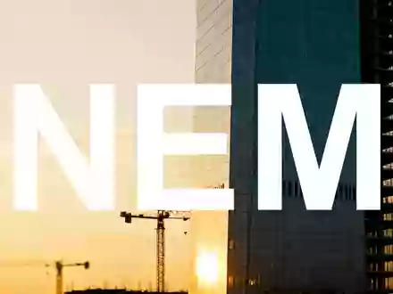 Ein modernes Hochhaus im Bau während des Sonnenuntergangs, symbolisiert Wachstum und Fortschritt in der Baubranche. - Foto: über boerse-global.de