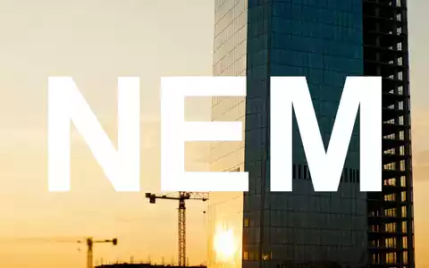 Ein modernes Hochhaus im Bau während des Sonnenuntergangs, symbolisiert Wachstum und Fortschritt in der Baubranche. - Foto: über boerse-global.de
