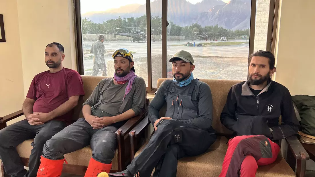 Bergretter bereiten sich am Freitag auf eine Suchmission am Broad Peak vor. (Handout) - Bild: Uncredited/Alpine Club of Pakistan/AP/dpa
