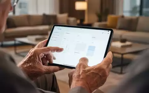 Ältere Person benutzt ein Tablet zur digitalen Unterstützung im Pflegealltag. - Foto: über boerse-global.de