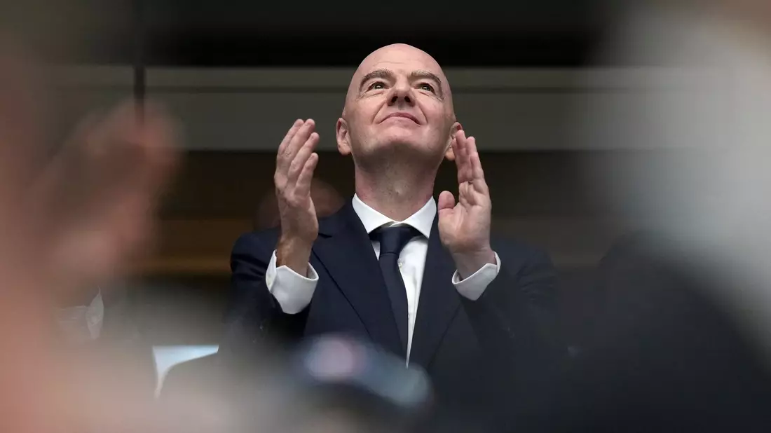 FIFA-Präsident Gianni Infantino stand im Zentrum der Kritik. (Archivbild) - Bild: Eric Gay/AP/dpa