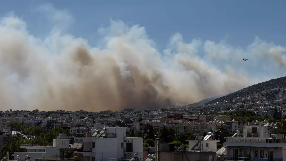 Von Athen aus sind die Rauchwolken der Brände westlich der griechischen Hauptstadt zu sehen. - Bild: Lefteris Partsalis/XinHua/dpa