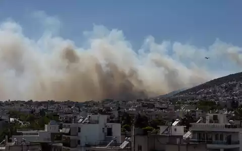Von Athen aus sind die Rauchwolken der Brände westlich der griechischen Hauptstadt zu sehen. - Foto: Lefteris Partsalis/XinHua/dpa