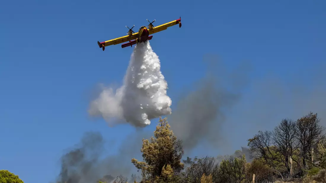 Seit den frühen Morgenstunden sind zahlreiche Löschflugzeuge im Einsatz. - Bild: Lefteris Partsalis/XinHua/dpa