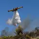 Seit den frühen Morgenstunden sind zahlreiche Löschflugzeuge im Einsatz. - Bild: Lefteris Partsalis/XinHua/dpa