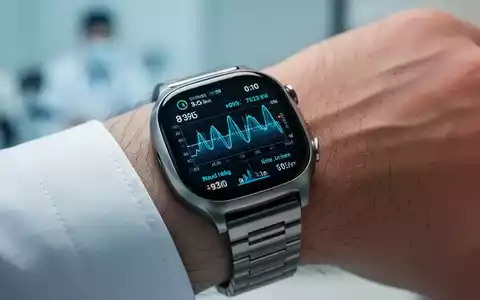 Eine hochwertige Smartwatch am Handgelenk, die biometrische Gesundheitsdaten auf einem leuchtenden Display anzeigt. - Foto: über boerse-global.de