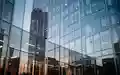 Moderne Glasfassade eines Bürogebäudes als Symbol für Unternehmenstransparenz und steuerliche Strukturierung. - Foto: über boerse-global.de