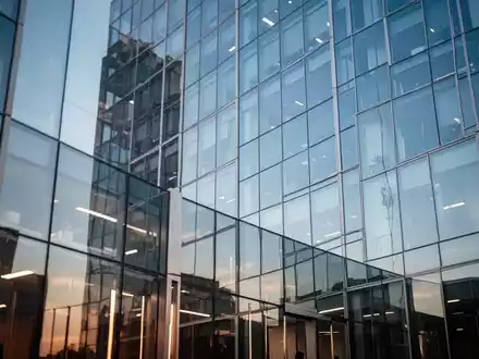 Moderne Glasfassade eines Bürogebäudes als Symbol für Unternehmenstransparenz und steuerliche Strukturierung. - Foto: über boerse-global.de