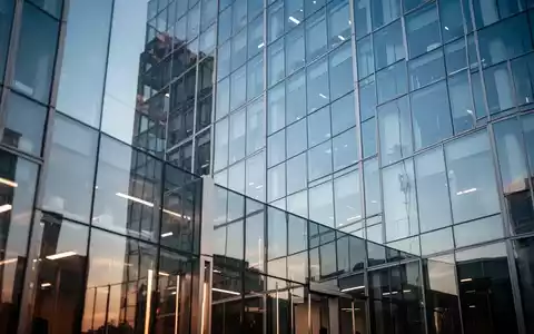 Moderne Glasfassade eines Bürogebäudes als Symbol für Unternehmenstransparenz und steuerliche Strukturierung. - Foto: über boerse-global.de