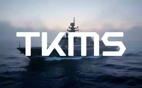 Silhouette eines modernen Marineschiffs in nebligem Wasser bei Sonnenaufgang, symbolisiert die maritime Verteidigungsindustrie. - Foto: über boerse-global.de