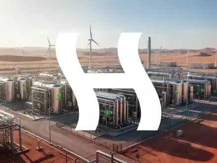 Industrielle Elektrolyseure in einer modernen Anlage in einer sonnigen Wüstenlandschaft als Symbol für grüne Wasserstoffenergie - Foto: über boerse-global.de