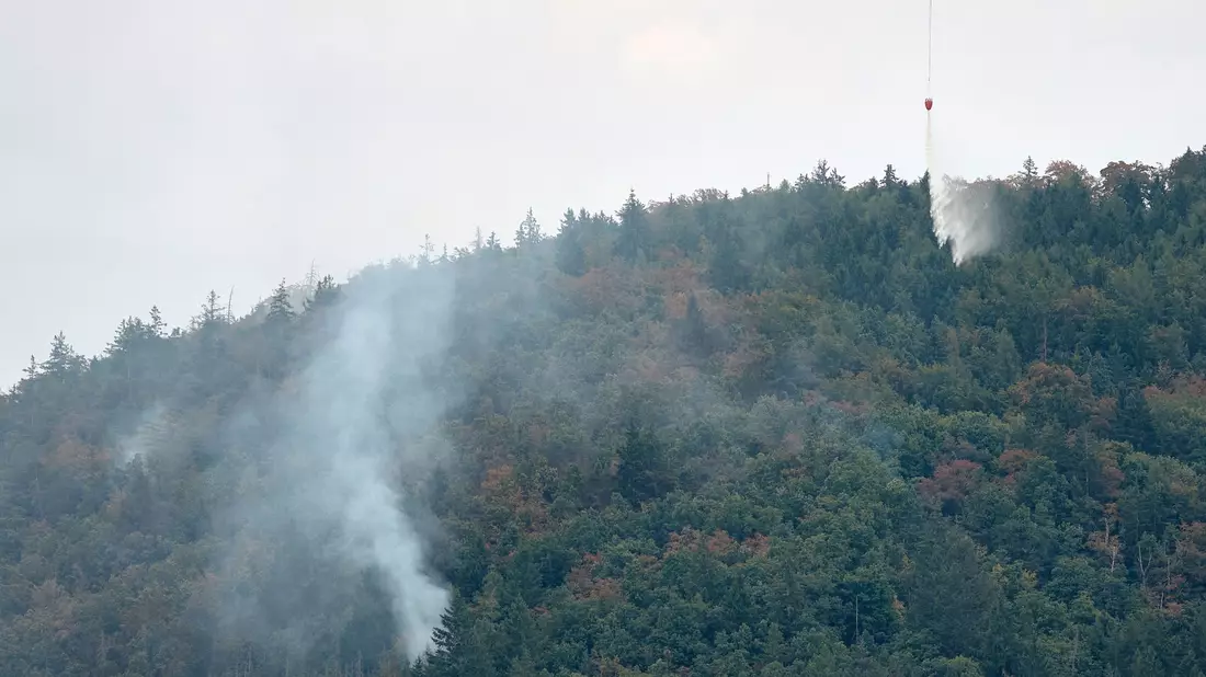 Feuerwehrkräfte sind in der Oberpfalz im Einsatz. - Bild: Tizian Gerbing/dpa