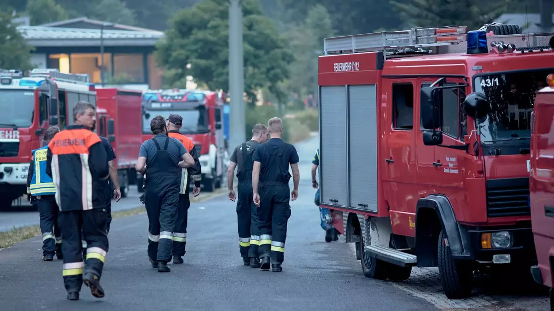 Der Waldbrand ist lauf den Behörden unter Kontrolle. - Bild: Tizian Gerbing/dpa