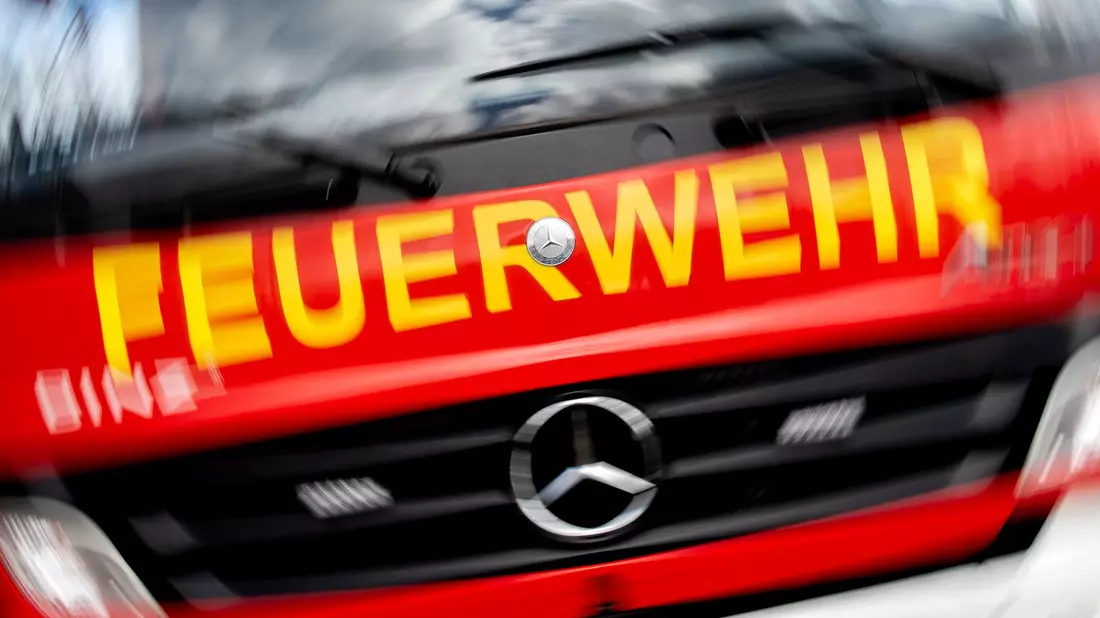 Bei den Löscharbeiten wurden vier Feuerwehrleute verletzt. (Archivbild) - Bild: Hauke-Christian Dittrich/dpa