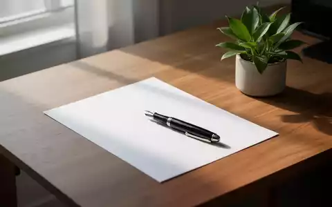 Ein minimalistischer Schreibtisch mit einem Blatt Papier und einem Füllfederhalter bei hellem Tageslicht als Symbol für Reflexion. - Foto: über boerse-global.de