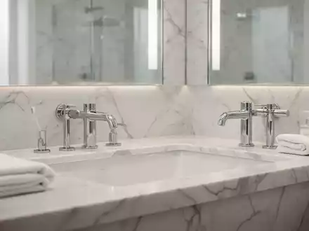 Helles, minimalistisches Badezimmer mit modernen Chromarmaturen und sauberen Oberflächen. - Foto: über boerse-global.de