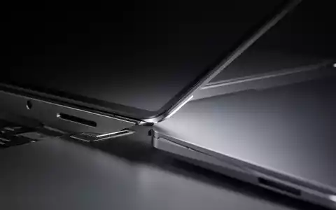 Nahaufnahme eines eleganten, modernen Aluminium-Laptoprahmens in einem schwach beleuchteten, professionellen Studio. - Foto: über boerse-global.de