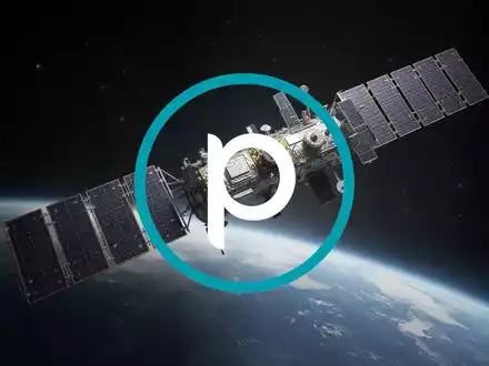 Ein hochmoderner Satellit in der Umlaufbahn vor dem Hintergrund der Erde, der technologischen Fortschritt symbolisiert. - Foto: über boerse-global.de