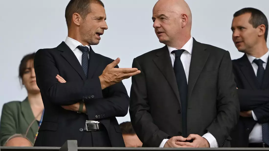 Die UEFA um Präsident Aleksander Ceferin (links) greift FIFA-Präsident Gianni Infantino heftig an. (Archivbild) - Bild: Robert Michael/dpa