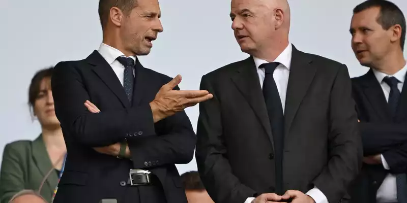 Die UEFA um Präsident Aleksander Ceferin (links) greift FIFA-Präsident Gianni Infantino heftig an. (Archivbild) - Foto: Robert Michael/dpa