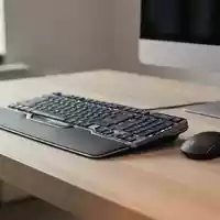 Ein ergonomisches Tastatur- und Maus-Set auf einem modernen Schreibtisch in einem Homeoffice. - Foto: über boerse-global.de