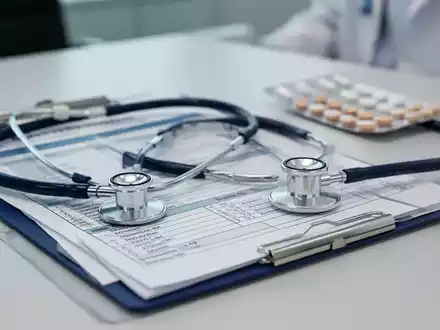 Medizinische Utensilien und Patientenunterlagen auf einem Schreibtisch in einer Arztpraxis. - Foto: über boerse-global.de