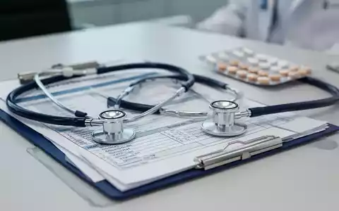 Medizinische Utensilien und Patientenunterlagen auf einem Schreibtisch in einer Arztpraxis. - Foto: über boerse-global.de