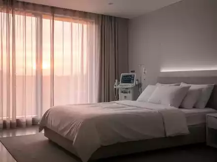 Ein minimalistisch eingerichtetes Schlafzimmer in sanftem Morgenlicht als Symbol fĂŒr wissenschaftliche Schlafforschung. - Foto: ĂŒber boerse-global.de